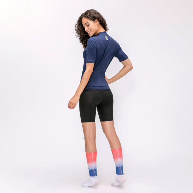 Tricouri unice de ciclism pentru femei