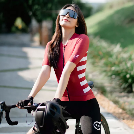 ملابس ركوب الدراجات للسيدات صديقة للبيئة 