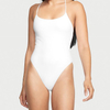 Baltas paprasto stiliaus maudymosi kostiumėlis