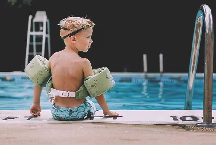 السباحة الأولى للأطفال: أين تجد ملابس السباحة اللطيفة والأكثر موثوقية لحشرة الماء الصغيرة الخاصة بك!