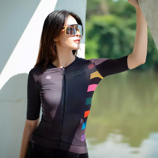 Cele mai bune tricouri de ciclism pentru femei cu uscare rapidă