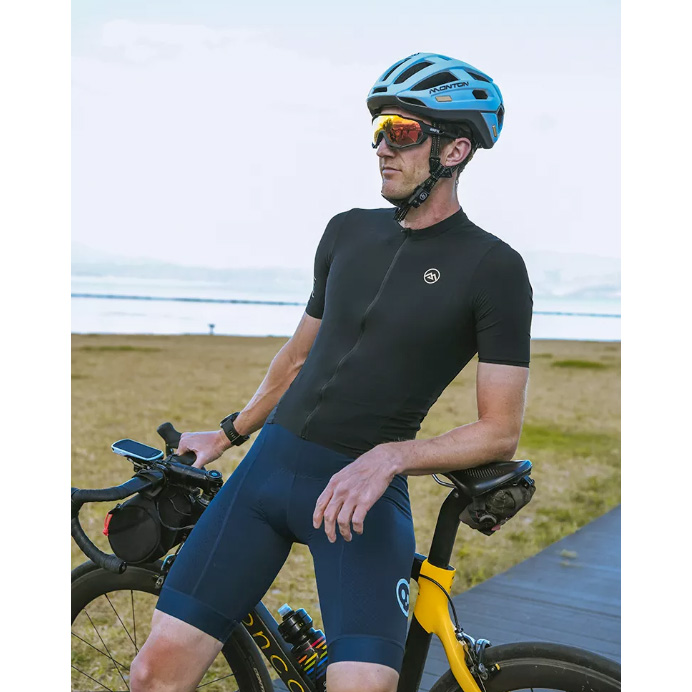 Černý cyklistický dres šetrný k životnímu prostředí