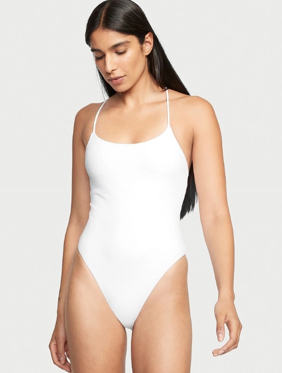 Baltas paprasto stiliaus maudymosi kostiumėlis